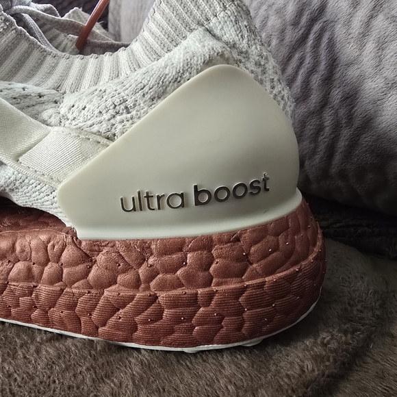 "RARE" Adidas ULTRABOOST (new without original box ) - Picture 4 of 9